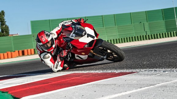 Ducati prostřednictvím Panigale V4 25° Anniversario 916 připomíná jeden ze svých nejslavnějších superbiků 