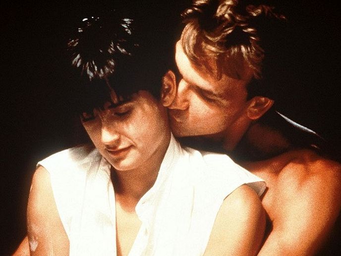 Patrick Swayze svoji ženu Demi Moore ve filmu Duch (1990) natolik miluje, že se za ní vrací i po své smrti. 