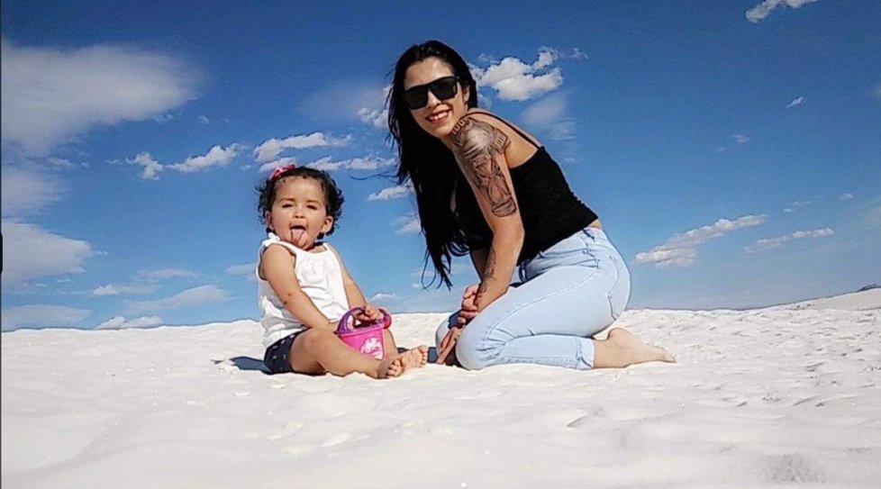 Saundra Gonzalesová s dcerkou v šťastných dobách.