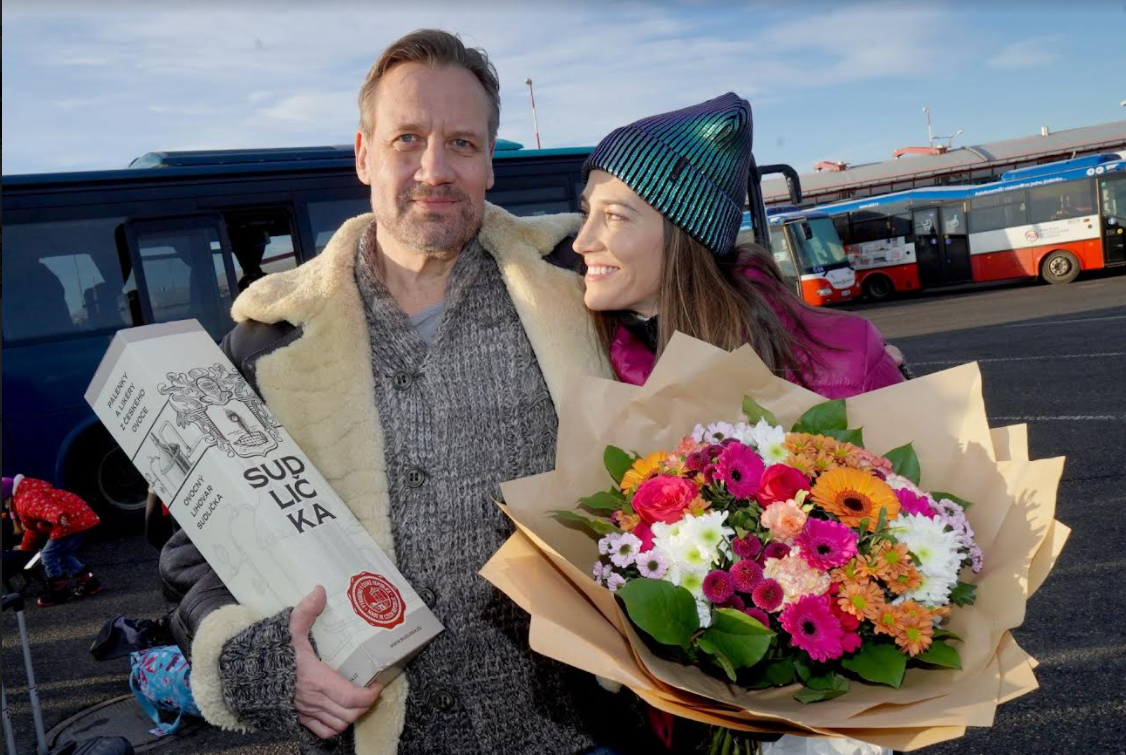 David Matásek (na snímku s Janou Kolesárovou) oslavil v únoru na natáčení Poldy narozeniny.