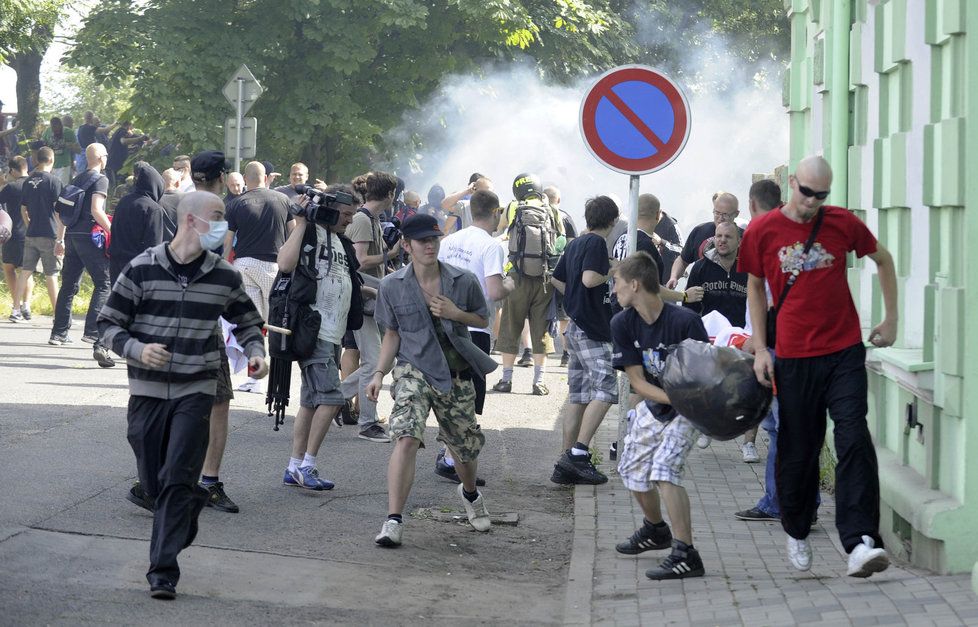 Nepokoje při protiromských protestech v Duchcově, kde skupina Romů v květnu zbila manželský pár