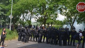 Policejní kordon během pochodu radikálů Duchcovem