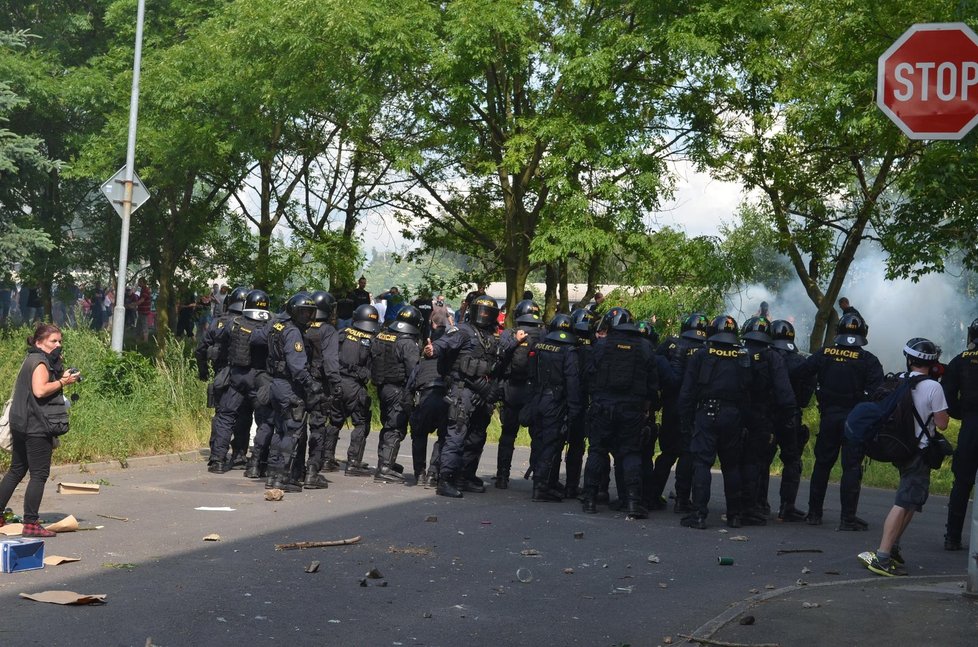 Policejní kordon během pochodu radikálů Duchcovem