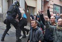 Mačety, pálky, i meče: Policie při protestech v Duchcově zadržela přes 20 zbraní