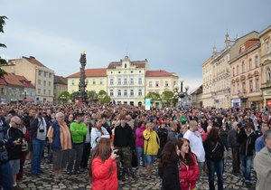 Zaplněné náměstí v Duchcově při protestech proti násilnostem. (květen 2013)