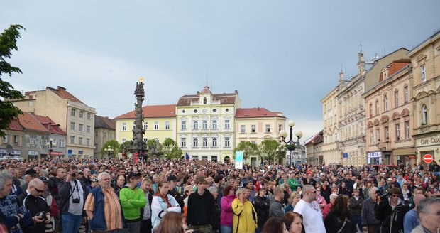 Zaplněné náměstí v Duchcově při protestech proti násilnostem. (květen 2013)