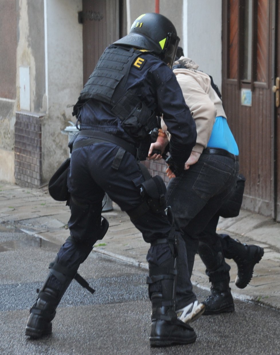 Při protestech na náměstí policie situaci jen monitorovalo, při následném pochodu dvou stovek lidí již musela i zasahovat