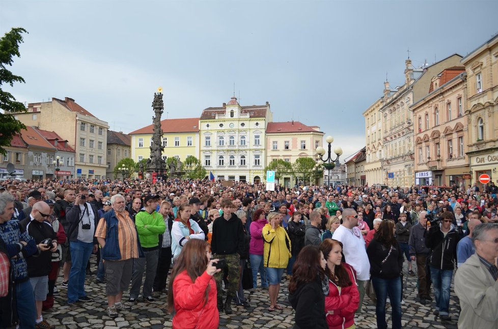 Zaplněné náměstí v Duchcově při protestech proti násilnostem