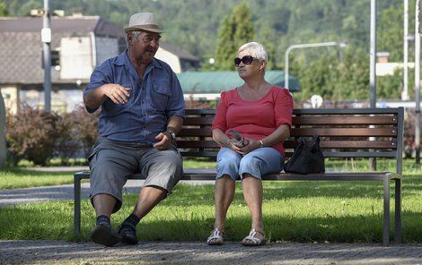 Teplé a slunečné dny si užívají i důchodci na lavičce v centru Třince.