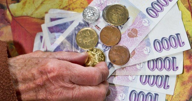900 korun k důchodu nebude pro každého. Komu a jak se zvýší penze v příštím roce?