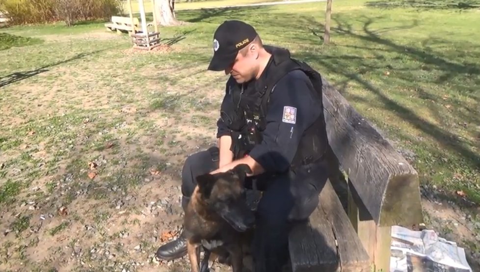 Policejní celebritě Bondovi bude v dubnu 10 let. 6. dubna odešel do důchodu.