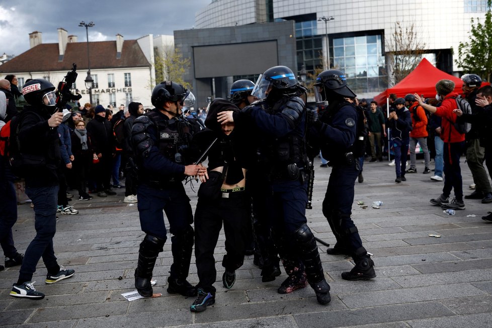 Protesty ve Francii proti důchodové reformě. (13. 4. 2023)