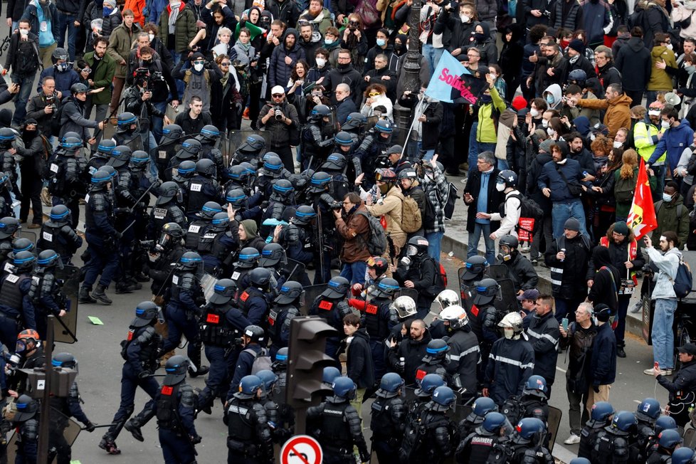Protesty ve Francii proti důchodové reformě. (13. 4. 2023)