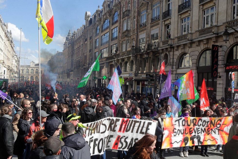 Protesty proti důchodové reformě ve Francii. (13. 4. 2023)