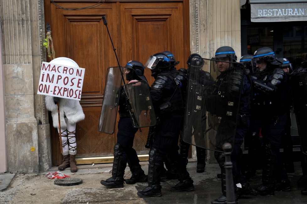 Protesty proti důchodové reformě ve Francii. (13. 4. 2023)