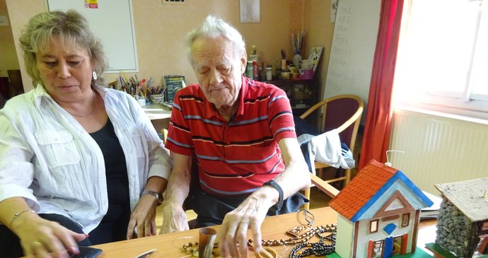 Jiří (91) vyrábí módní doplňky z kravských rohů a domečky.