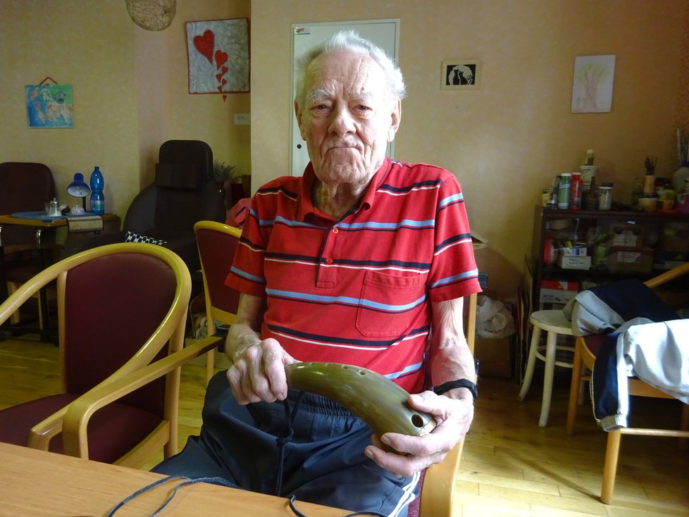 Jiří (91) vyrábí módní doplňky z kravských rohů a píšťaly.