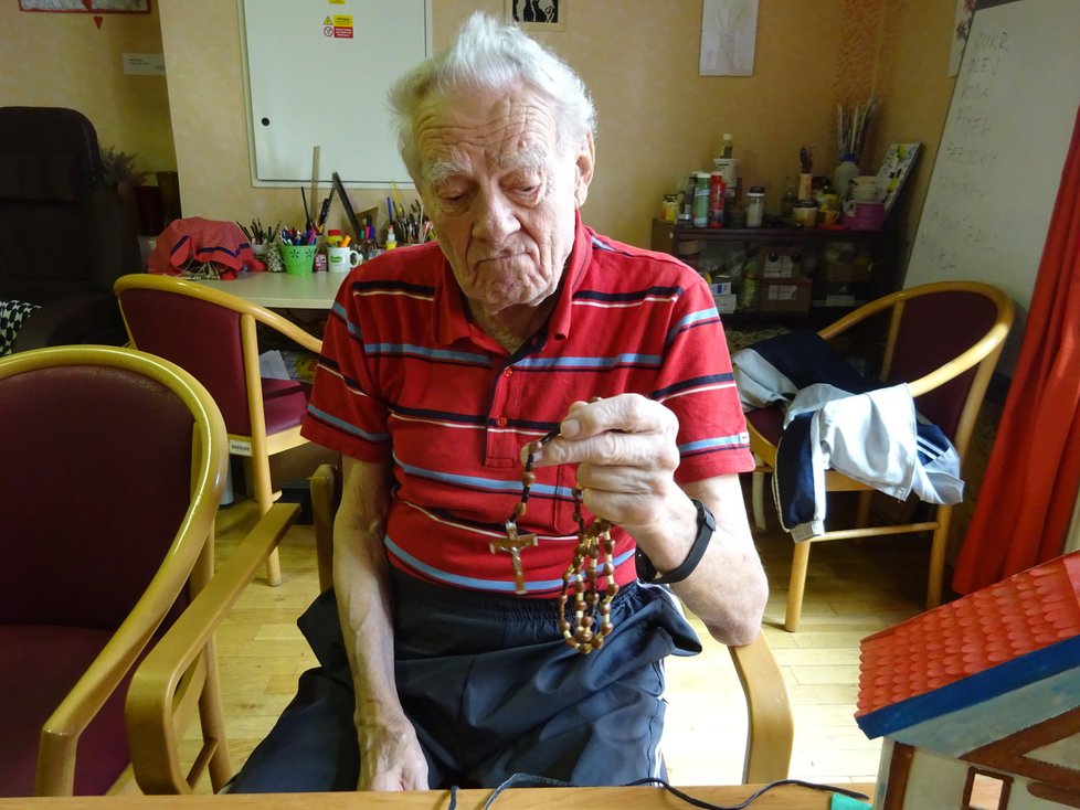 Jiří (91) vyrábí módní doplňky z kravských rohů a píšťaly.