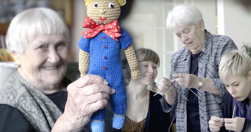 Najít nějakou náplň života pro seniory se snaží projekty jako „Ponožky od babičky“.