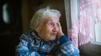 Důchodci dostanou od ledna o 300 korun více, schválila Sněmovna. Za každé vychované dítě 500