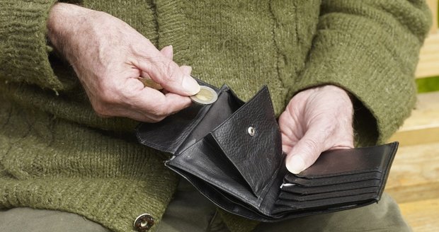 Pečovatelka okrádala důchodce o úspory (ilustrační foto)