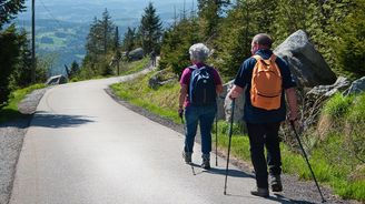 Češi by chtěli žít 93 let. Dlouhověkost vyžaduje i ochotu učit se a pěstovat silná přátelství