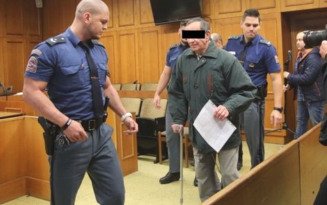 K soudu přišel Jaroslav B. o holi a ze zdravotníchdůvodů pak vypovídal vsedě.