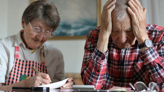 V Česku nyní čelí srážkám přes 44 tisíc starobních penzistů, 25 tisíc invalidů a tisícovka pozůstalostních důchodců.