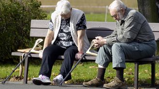 Důchodci s penzijním spořením přijdou o státní příspěvek. Vláda chce ulevit rozpočtu