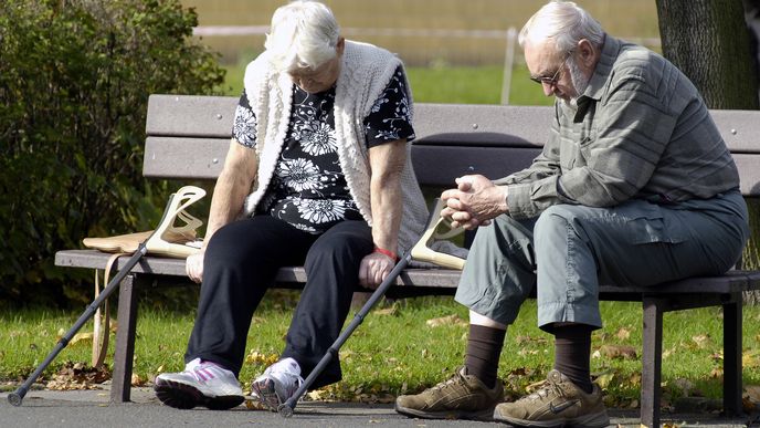 Důchodci s penzijním spořením si pohorší, přijdou o státní bonus.