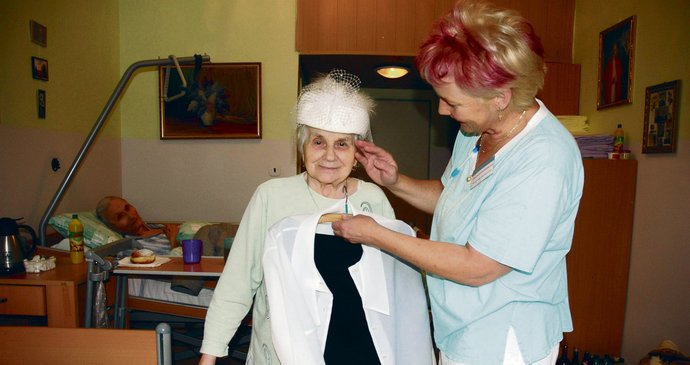 Nevěsta zkouší za asistence sestřičky Květoslavy Urbánkové svatební klobouček
