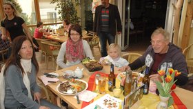 Najíst se do Česka přijela celá rodina Kufnerových z Deggendorfu – Helmuth (67), Julia (39, vlevo), Nina (17, uprostřed) a Dana (4)