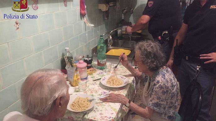 Policisté se rozhodli strávit s párem nějaký čas a uvařili mu tradiční italské těstoviny s máslem a parmazánem. 