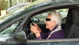Osmdesátiletá seniorka, která byla opilá a ještě patrně nadopovaná prášky, sedla za volant a zbořila sousedovi auto. Už podruhé... Ilustrační foto