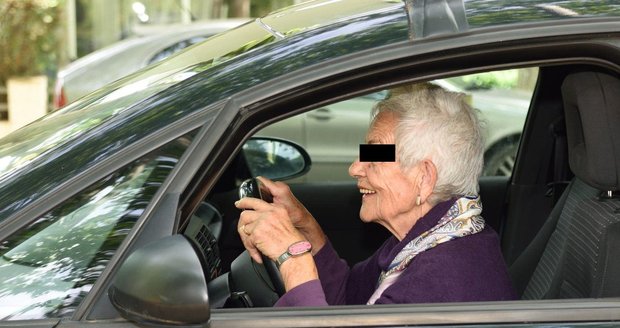 Osmdesátiletá seniorka, která byla opilá a ještě patrně nadopovaná prášky, sedla za volant a zbořila sousedovi auto. Už podruhé... Ilustrační foto