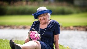 Modelka Zdeňka Zikmundová (92) fotila v areálu golfového hřiště.