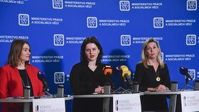 Ministryně práce a sociálních věcí Jana Maláčová (ČSSD), náměstkyně ministerstva práce a sociálních věcí Zuzana Jentschke Stöcklová a předsedkyně komise pro spravedlivé důchody Danuše Nerudová při představení nové důchodové komise (30. 1. 2019)