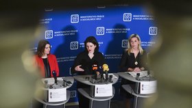 Ministryně práce a sociálních věcí Jana Maláčová (ČSSD), náměstkyně ministerstva práce a sociálních věcí Zuzana Jentschke Stöcklová a předsedkyně komise pro spravedlivé důchody Danuše Nerudová při představení nové důchodové komise (30. 1. 2019)