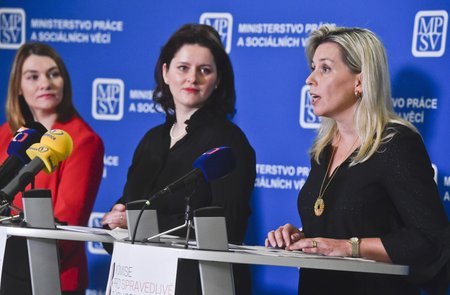 Ministryně práce a sociálních věcí Jana Maláčová (ČSSD), náměstkyně ministerstva práce a sociálních věcí Zuzana Jentschke Stöcklová (vlevo) a předsedkyně komise pro spravedlivé důchody Danuše Nerudová při představení nové důchodové komise (30.1 2019)