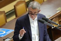 Bitva o migrační pakt ve Sněmovně se odkládá kvůli tragické nehodě vlaků. Krátce vystoupí jen Babiš