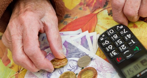 Důchodci si příští rok přilepší průměrně o 114 korun