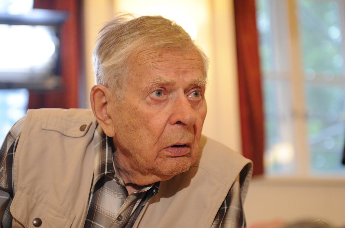Jan Skopeček (88) – děda Novák 15 000 Kč „Já mám v tý bídě poměrně krásný důchod. Ale stejně si občas musím zahrát divadlo, abych si mohl dopřát tu šunku od kosti.“