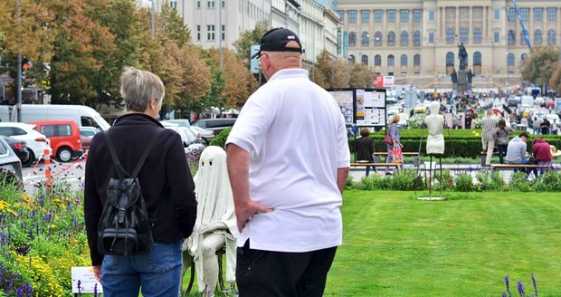 Na duchy se dokonce stojí fronty. Kolemjdoucí totiž láká vyfotit se s nimi.