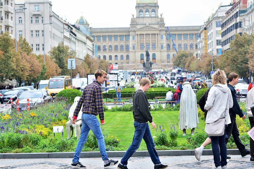 Na duchy se dokonce stojí fronty. Kolemjdoucí totiž láká vyfotit se s nimi.