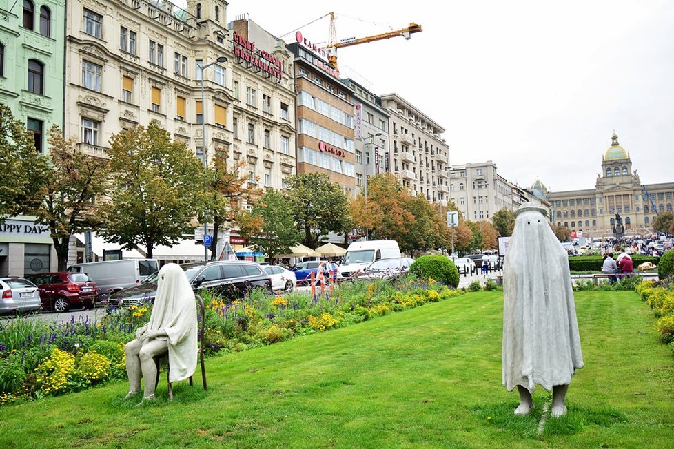 Na duchy se dokonce stojí fronty. Kolemjdoucí totiž láká vyfotit se s nimi.