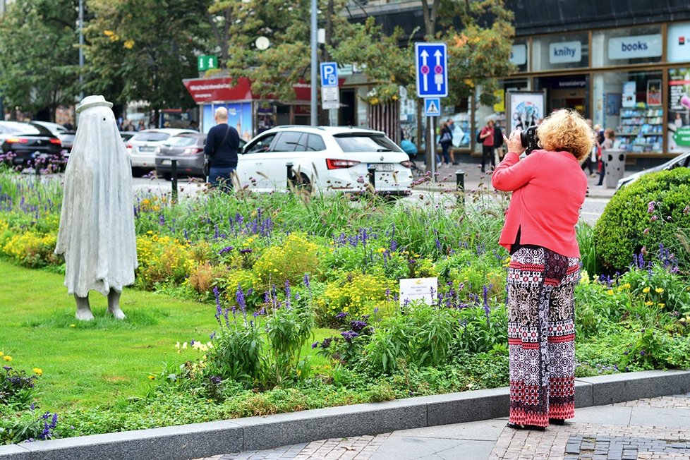 Na duchy se dokonce stojí fronty. Kolemjdoucí totiž láká vyfotit se s nimi.