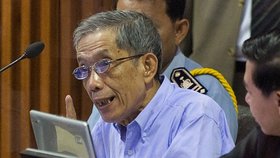 Ve věku 77 let zemřel jeden z nejvýše postavených představitelů režimu Rudých Khmerů známý jako Duch. Za podíl na genocidě si odpykával doživotí ve vězení (archivní foto)