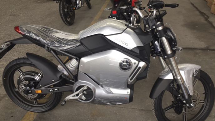 Společnosti Motoscoot a Velor-X-Trike podnikatele Pavla Brídy ve spolupráci s čínskou firmou Soco (Wuxi) uvádějí na trh elektrický motocykl Duck 1200R (na snímku z 9. dubna). Motocykl s motorem Bosch o maximálním výkonu 1950 wattů je určen hlavně mladým lidem.