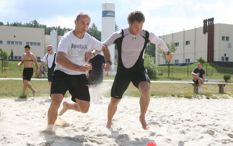 Vyrovnaný souboj! Martin Straka a Radek Duda končí sprint v písku. Většinou Duda ale svého šéfa předběhl.