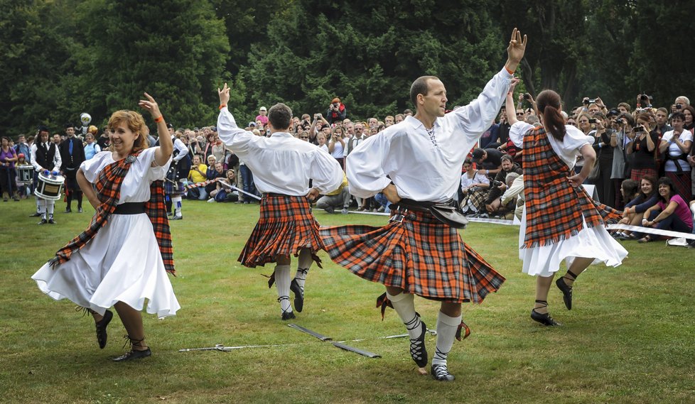 ...nebo se naučit skotské tance. Mimochodem, tanečníci jediní nosí pod kilty spodní prádlo, jinak je považováno za nevhodný doplněk.